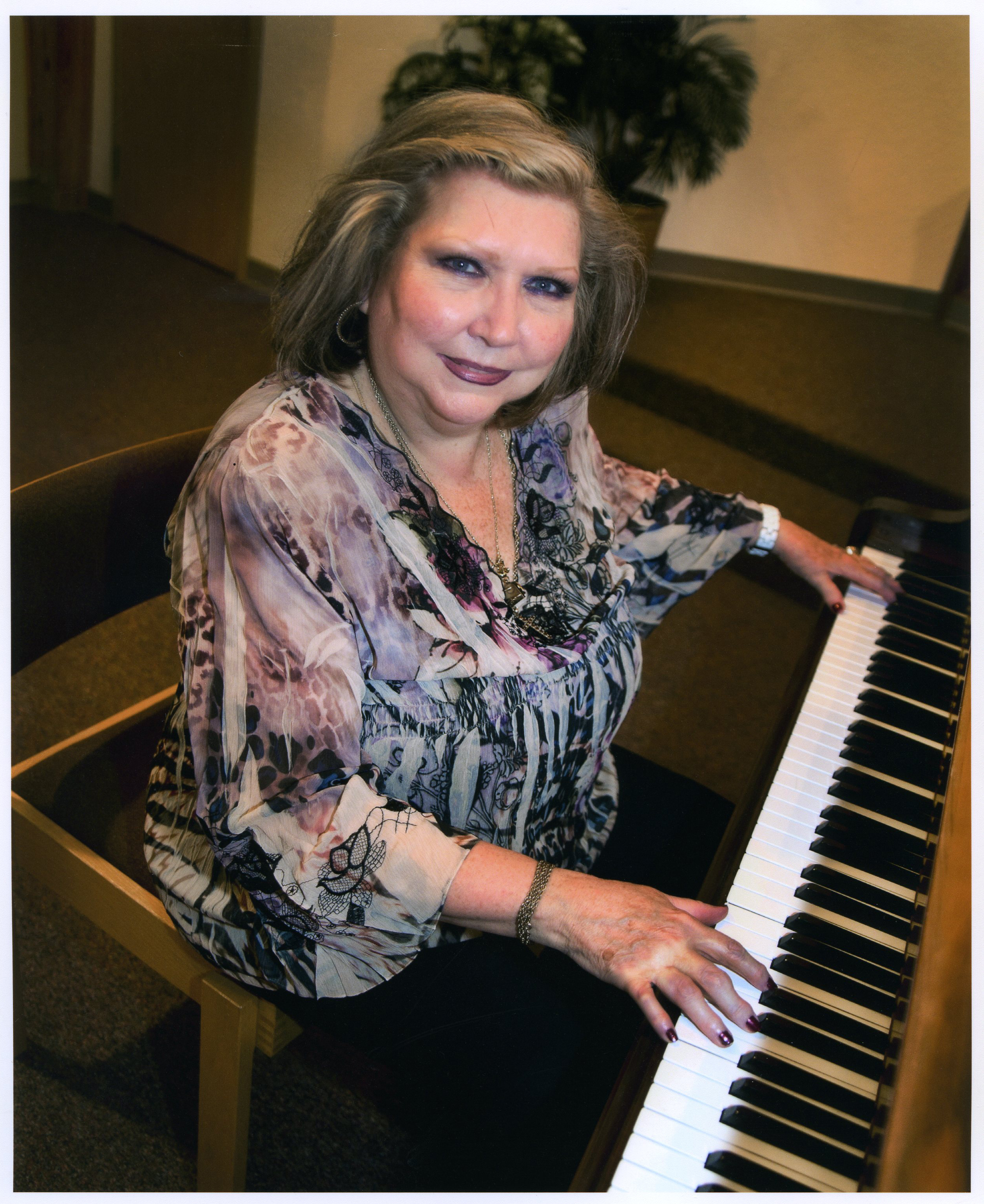 Minnie Kahn - Contact